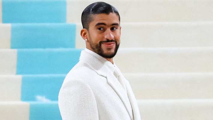Bad Bunny est presque nu dans la dernière annonce Calvin Klein, qui a déclenché une inondation de réactions de fans assoiffés