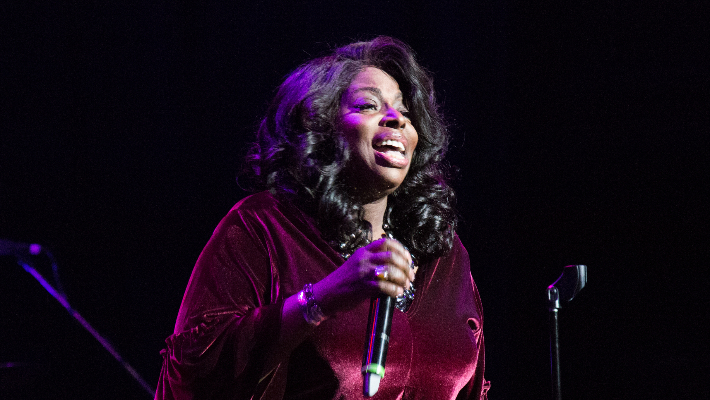 Beyoncé, Anthony Hamilton, Syleena Johnson, Eric Benét et plus de deuil Angie Stone avec des hommages émotionnels