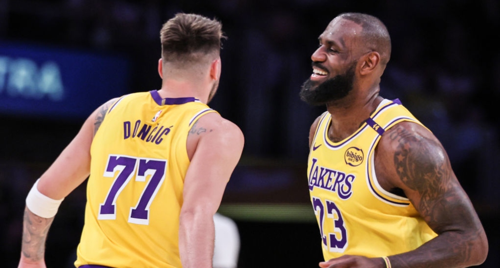 Carmelo Anthony n'a jamais vu LeBron `` aussi heureux '' sur le terrain qu'il joue avec Luka
