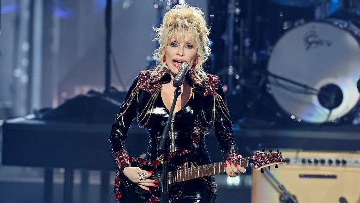 Dolly Parton fait sa première apparition publique après la mort de son mari Carl Dean