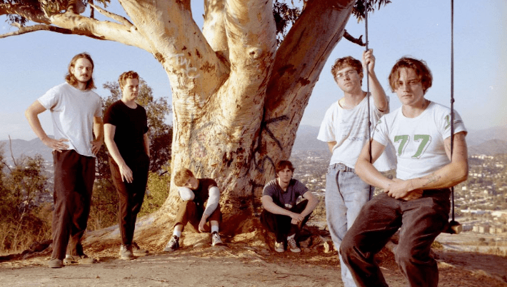Dutch Interior partage une nouvelle chanson réfléchie, `` Beekeying '', du prochain album du groupe