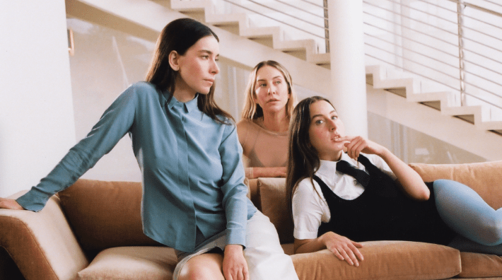 Haim est de retour avec `` relations '', le premier goût élégant de leur prochain album