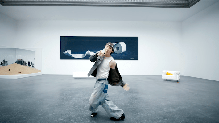 J-Hope danse à travers un musée d'art dans sa vidéo «Mona Lisa»