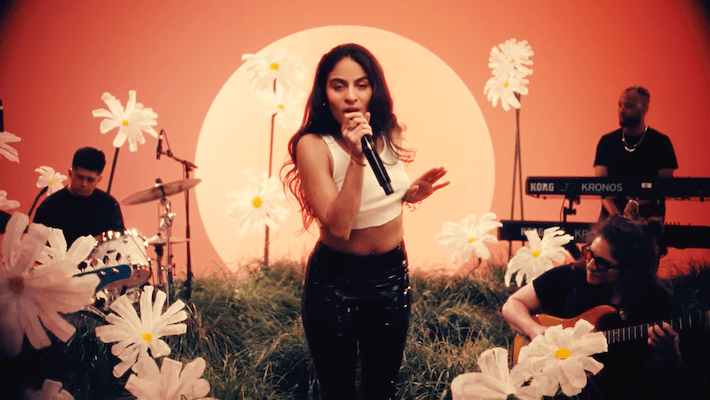 Jessie Reyez fait ses débuts à la «Psilocybin & Daisies» à bascule avec une vidéo de performance exubérante