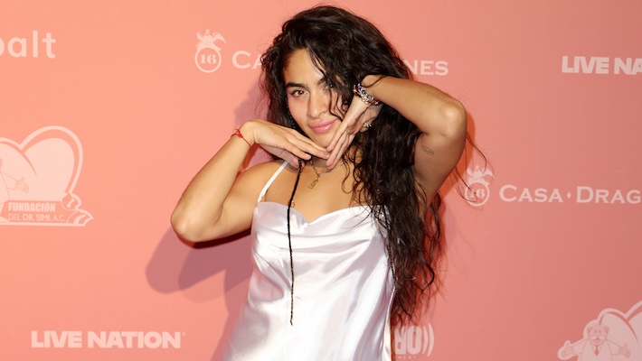 Jessie Reyez partage son adorable entrée d'annuaire de huitième année alors qu'elle annonce `` Pay in Memories '', un nouvel album