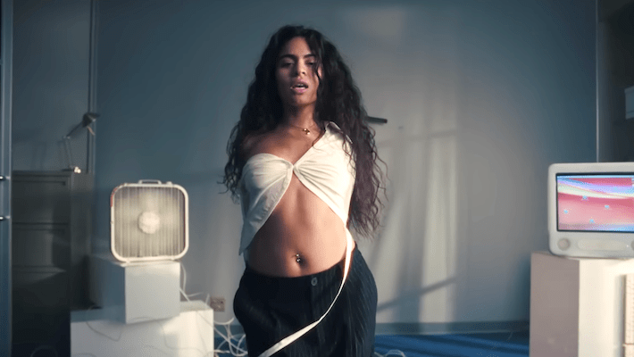 Jessie Reyez passe de la sirène de bureau à l'héroïne d'action dans sa violente vidéo «NYB»