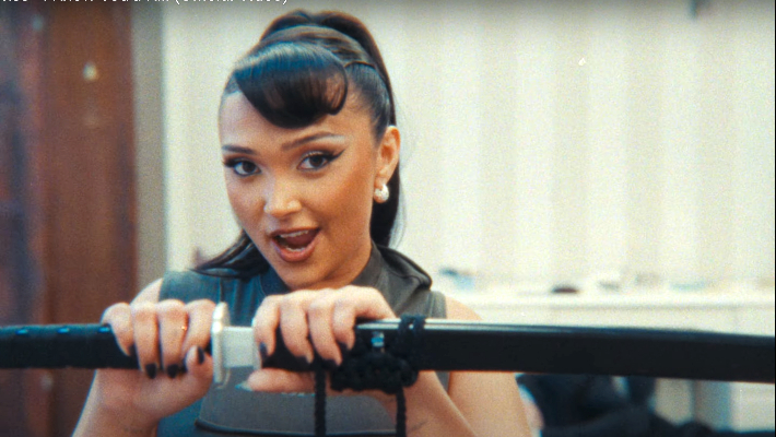Joy Crookes est un assassin brandissant l'épée dans son clip de vengeur "Je sais que tu tuerais"
