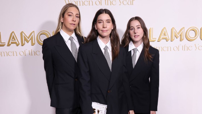 L'œuvre de Haim pour leur prochaine chanson «Relations» fait référence à un mème emblématique de Nicole Kidman