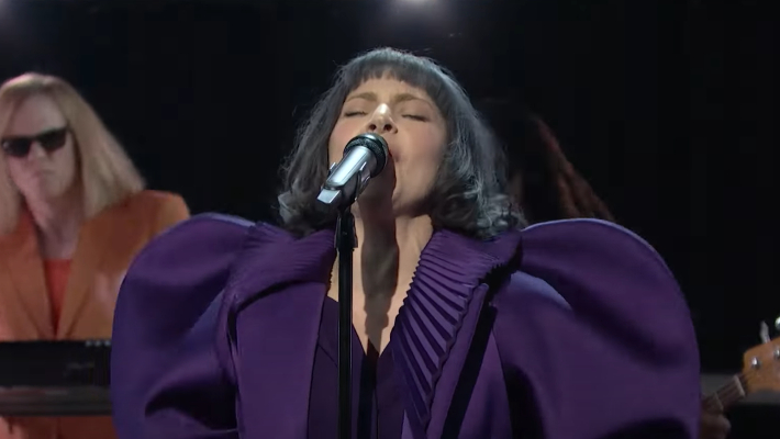 La performance «Killah» de Lady Gaga sur «SNL» était un regard électrisant sur la personnalité pop-punk du chanteur