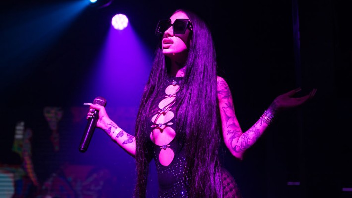 La semaine mouvementée de Bhad Bhabie comprenait une effraction signalée et révélant ses impressionnants revenus