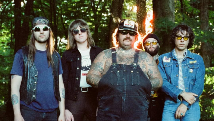 La star de `` The Bear '' Matty Matheson a formé un nouveau groupe hardcore habilement nommé