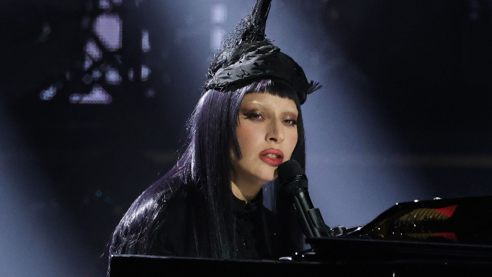 Lady Gaga a distillé deux de ses grandes nouvelles chansons pop pour de formidables performances acoustiques sur «Howard Stern»