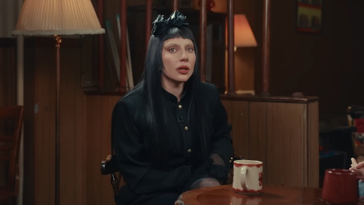 Lady Gaga a les yeux larmoyants tout en réfléchissant à sa vie pré-nom dans une nouvelle interview