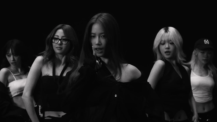 Le Sserafim tente de refroidir leur amour «chaud» dans leur clip élémentaire