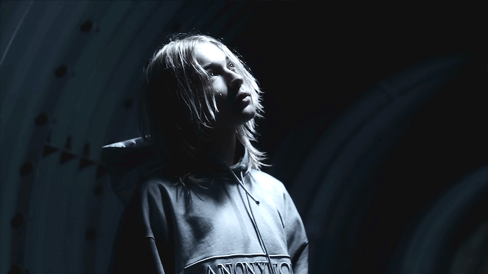Le rappeur adolescent Nettspend fait rage dans sa vidéo flashy 'Tommy'
