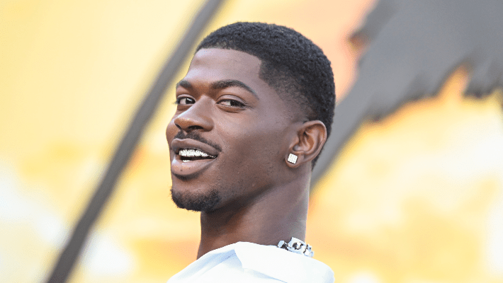 Le single assuré de Lil Nas X `` Lean on My Body '' est officiellement de retour en streaming