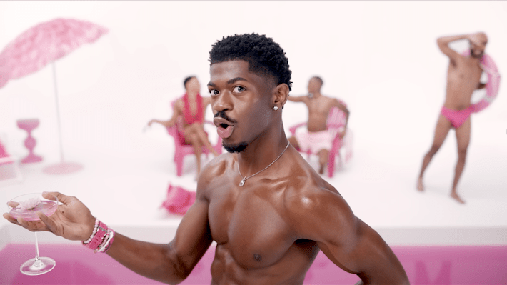 Lil Nas X recueille ses singles récents dans l'EP `` Dayf Avant Dreamboy ''