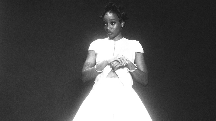 Little Simz laisse l'amour la mettre `` libre '' avec un nouveau single émouvant