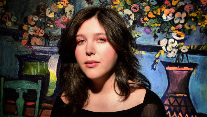 Lucy Dacus devient bruyante dans `` Talk '', le dernier single de «Forever Is a Feeling»