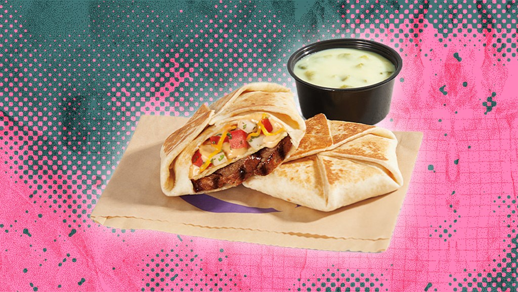 Nous avons essayé les nouveaux sliders de Taco Bell Steak & Queso Crunchwrap - une version amusante d'un classique avec une touche au fromage