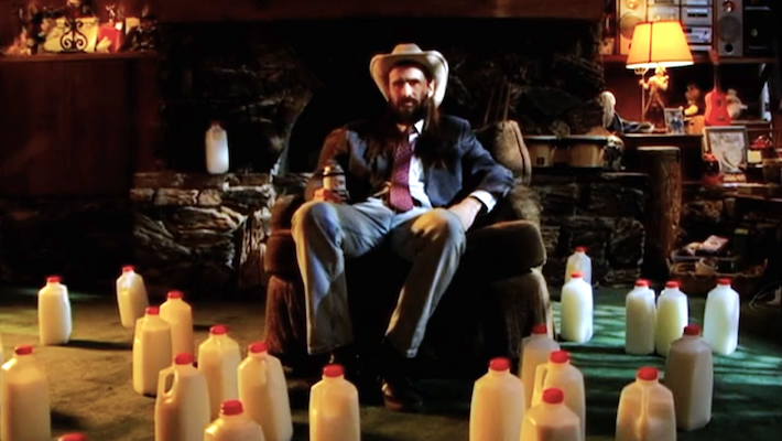 Petey USA essaie d'attraper «The Milkman» dans l'acte dans sa nouvelle vidéo gonzo