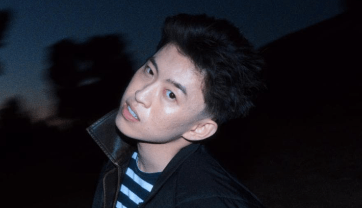 Rich Brian trouve un «petit rayon de lumière» dans le premier aperçu de son nouvel album «Where Is My Head?