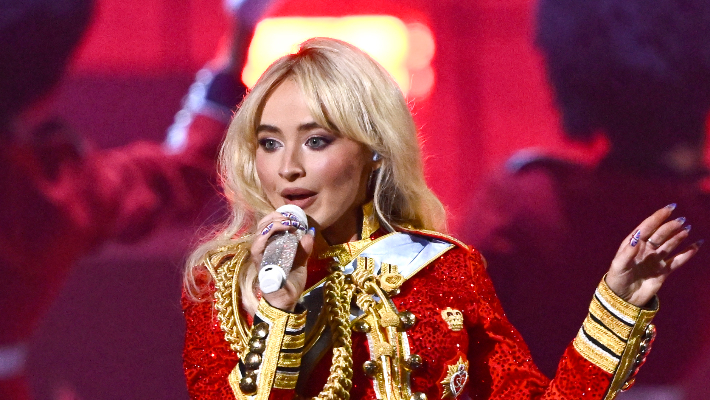 Sabrina Carpenter a apporté des niveaux royaux de méchanceté aux Brit Awards 2025 avec une performance de «Espresso» et «Bed Chem»