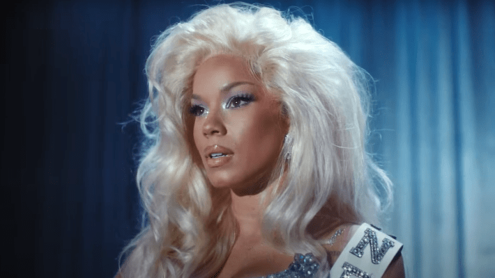 Tanner Adell «va blonde» alors qu'elle traite émotionnellement l'une de ses blessures les plus profondes