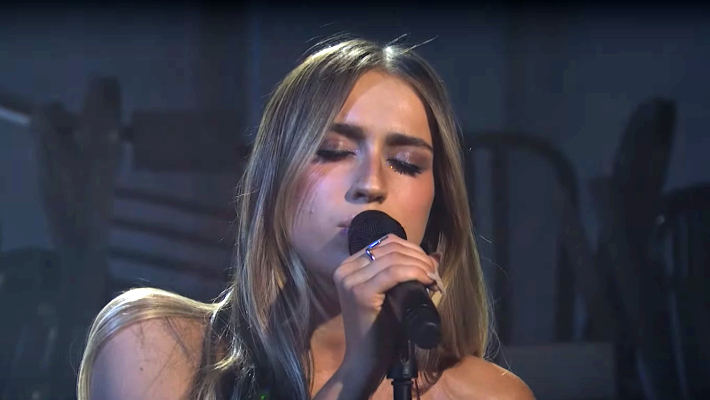 Tate McRae offre une performance intimement respectueuse de «cher Dieu» sur «SNL»
