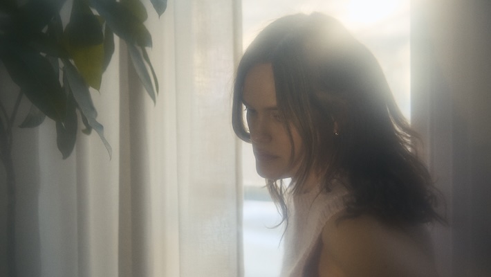 Wet dévoile le single éthéré `` près de la plage '', de son prochain album «Two Lives»