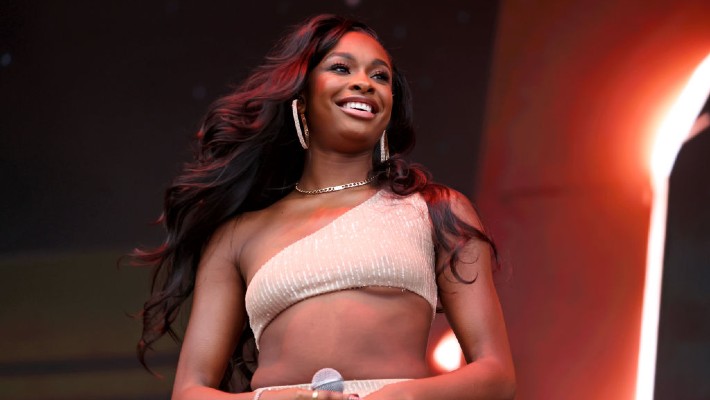 Coco Jones la révèle "Pourquoi pas plus?" Liste de piste d'album avec une astuce miroir glamour