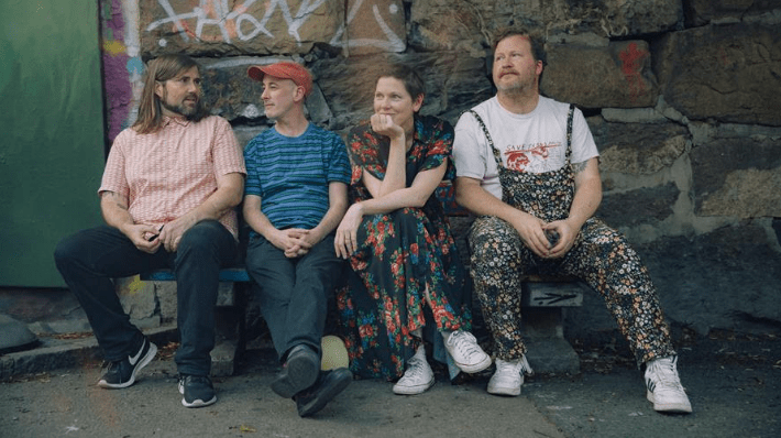 Allo Darlin 'est de retour avec leur première nouvelle chanson en neuf ans, "Questions délicates"