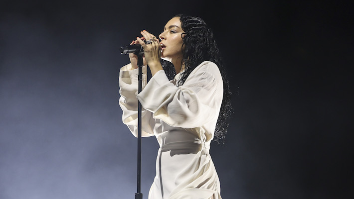 Charli XCX a officiellement fini avec `` Brat Summer '', mais elle a offert quelques alternatives pendant Coachella 2025 week-end deux
