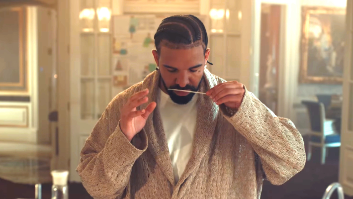 Drake est un scientifique fou dans la publicité pour son nouveau parfum de signature «Summer Mist»