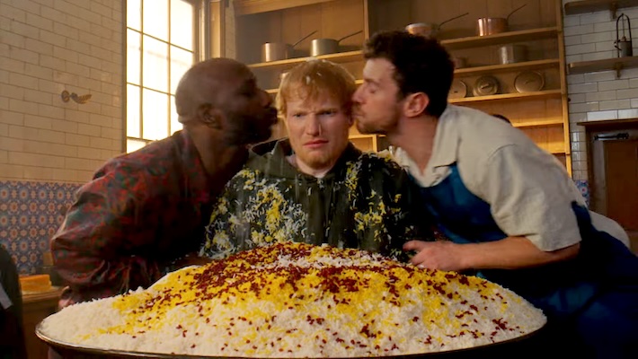 Ed Sheeran a un cours de crash de mariage persan dans sa vidéo chaotique «Azizam»