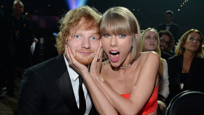 Ed Sheeran partage des photos de son ancien téléphone, y compris l'un d'un cadeau hilarant que Taylor Swift lui a donné