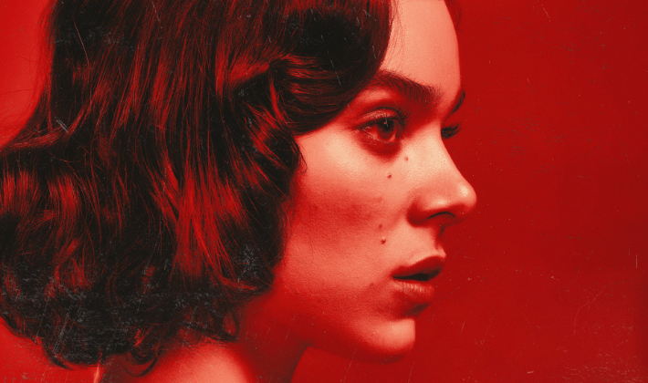 Hailee Steinfeld se sent `` dangereuse '' avec sa première nouvelle chanson en deux ans pour la bande originale des «pécheurs»