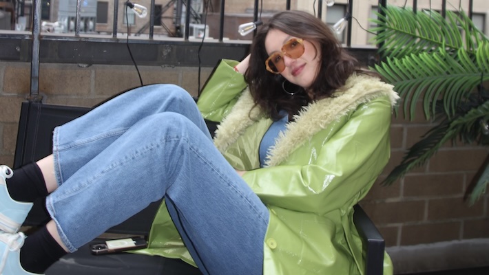 Jess Yaffa prend la ville dans sa vidéo «juste pour une nuit»