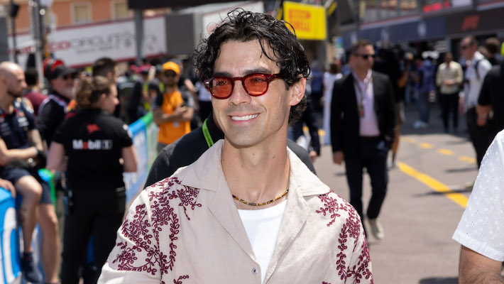 Joe Jonas a déshilé l'hilarante l'argument viral en ligne d'un couple marié sur sa taille