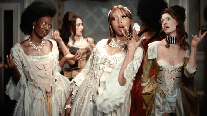La vidéo «Tonight» inspirée de PinkPanthess «Bridgerton» apporte des vibrations de maison modernes à l'ère Regency