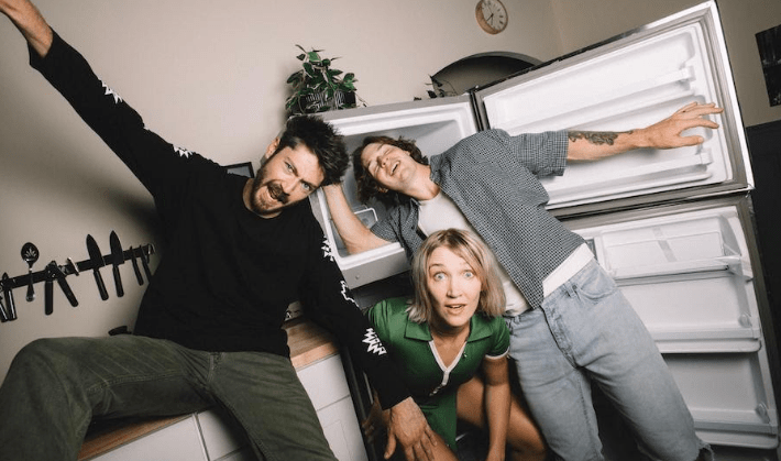 La vidéo `` You ressemble à une vidéo de Phoebe Bridgers '' ivre est une explosion d'énergie en coulisses