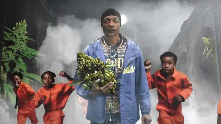 La vidéo de la dernière danse avec Mary Jane de Snoop Dogg est un regard trippant sur son amour de la marijuana à vie de la marijuana
