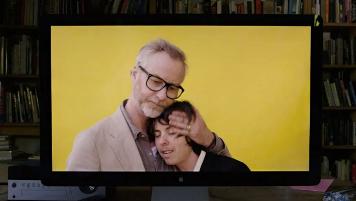 Le Matt Berninger et les habitudes manuelles du National font une scène dans la vidéo `` Breaking Into Thing ''