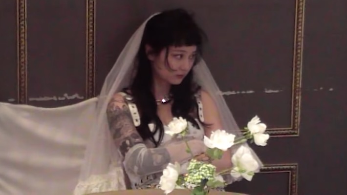 Le petit-déjeuner japonais ruine son propre mariage dans une nouvelle vidéo «Winter in LA»