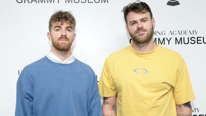 Les ChainsMokers ont écrasé une maison de frat pour jouer un ensemble surprise, mais il a été immédiatement interrompu par la police locale