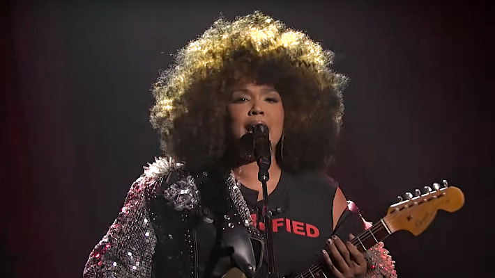 Lizzo fait la rock star complète dans son mélange de performance de «Love in Real Life» et «Still Bad» sur «SNL»
