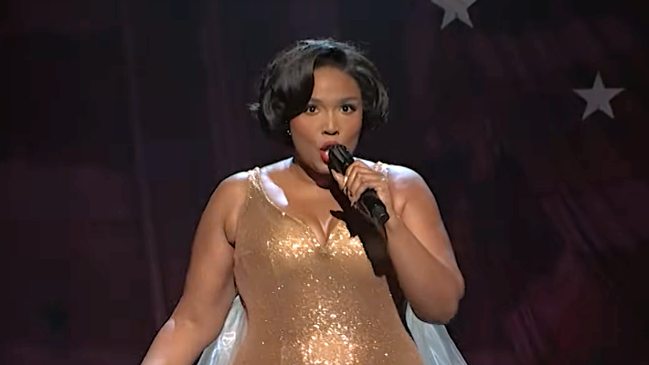 Lizzo fait ses débuts Heartffelt Ballad 'Don't Make Me Love You' de son album "Love in Real Life" sur "SNL"