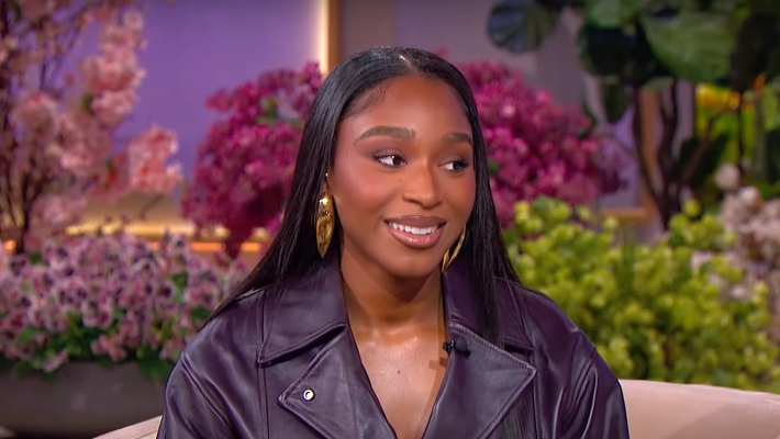Normani dit qu'elle a entendu les fans «plaider pour les visuels« dopamine »et a confirmé qu'ils étaient en effet« à venir »