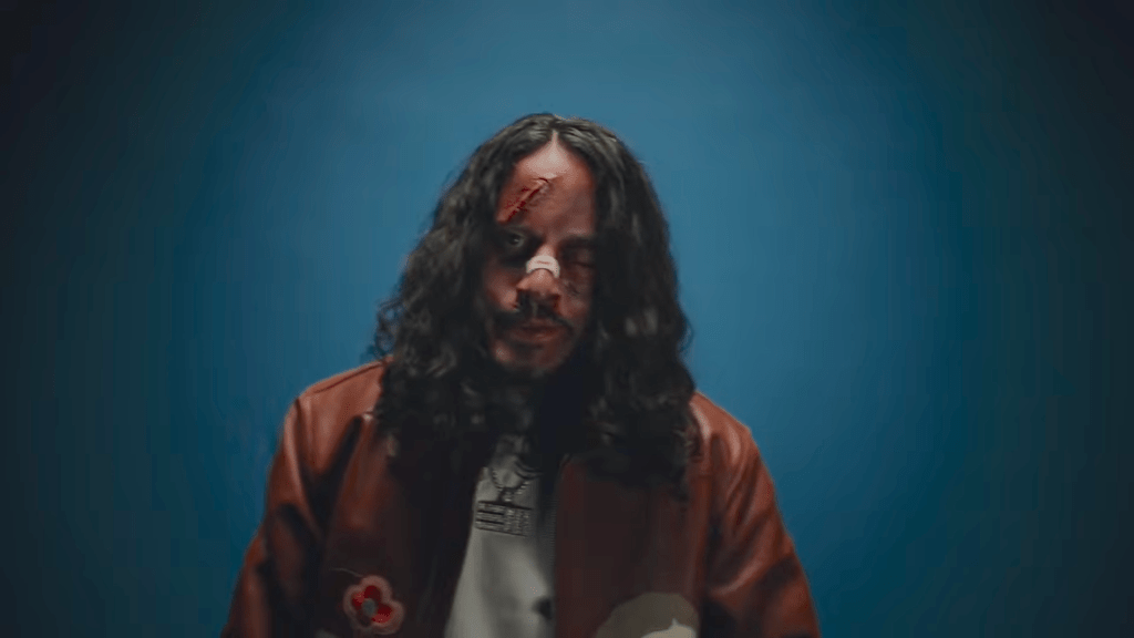 Russ se rétablit de quelques blessures macabres dans sa vidéo `` refoulé dans un penthouse ''