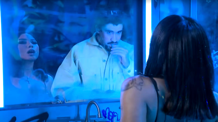 Bad Bunny et Rainao se connectent dans une salle de bain de club lors de leur performance de «Perfumito nuevo» sur «SNL»